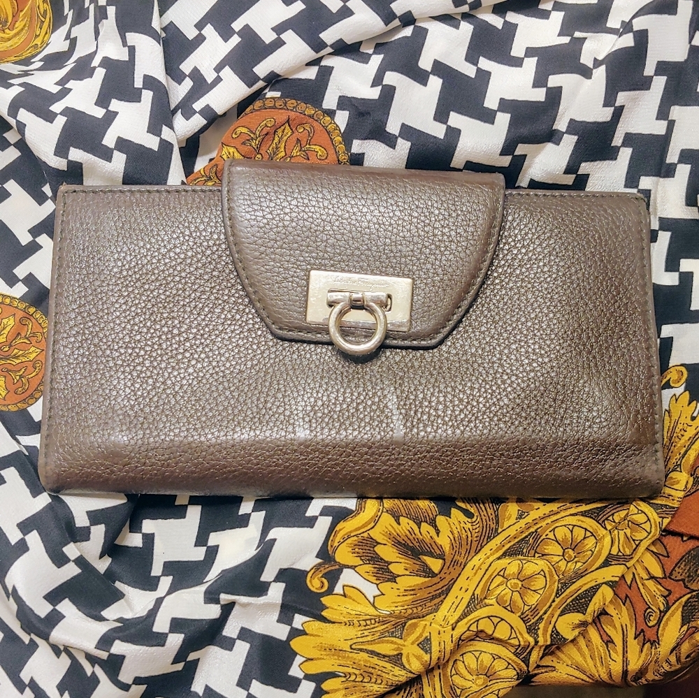 Ferragamo brown leather gancino wallet